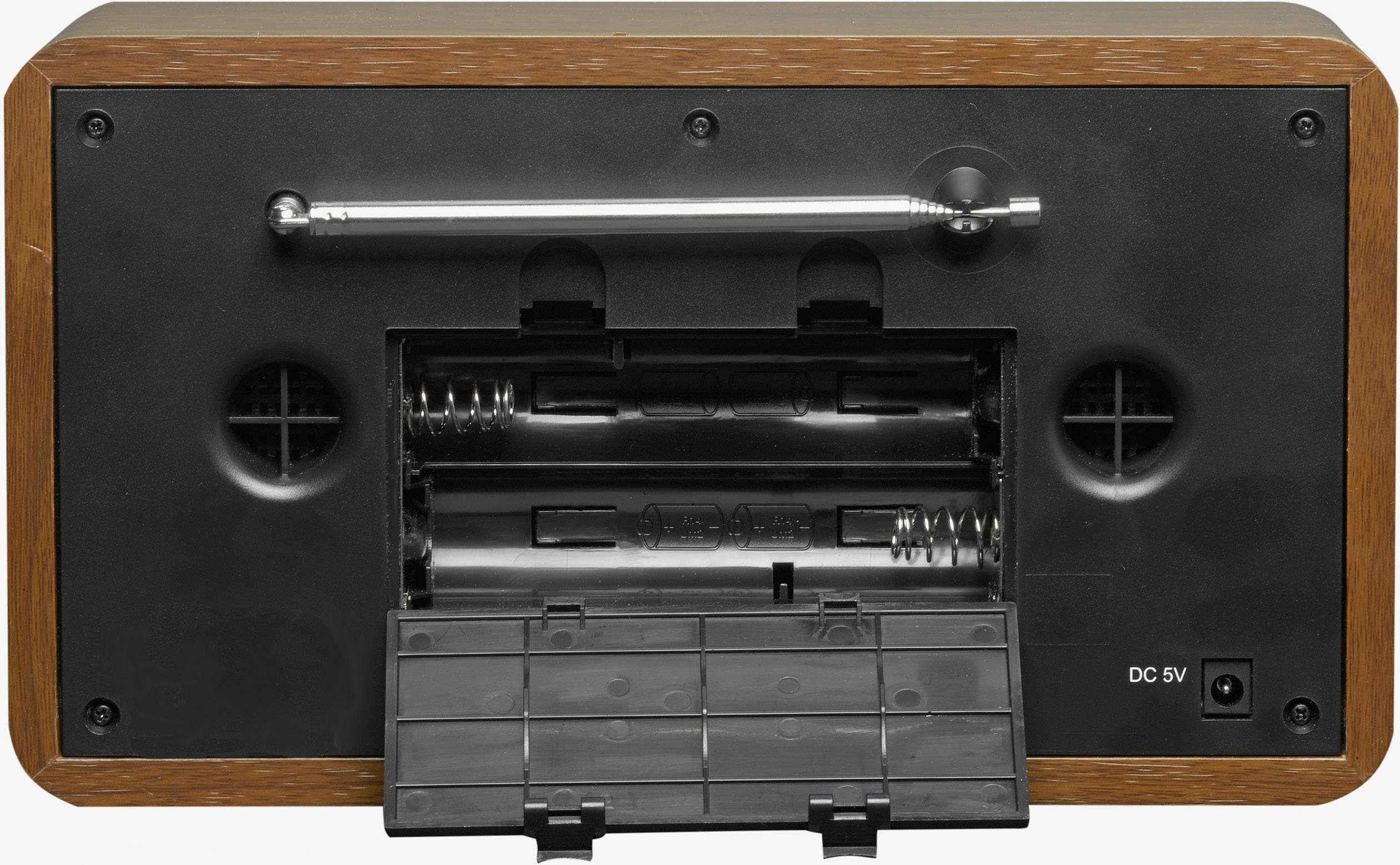 Rückseite eines Holz-Radios mit geöffneter Batteriefachklappe und Anschluss für DC 5V. Ansicht der Rückseite mit Antenne und Lautsprechern.
