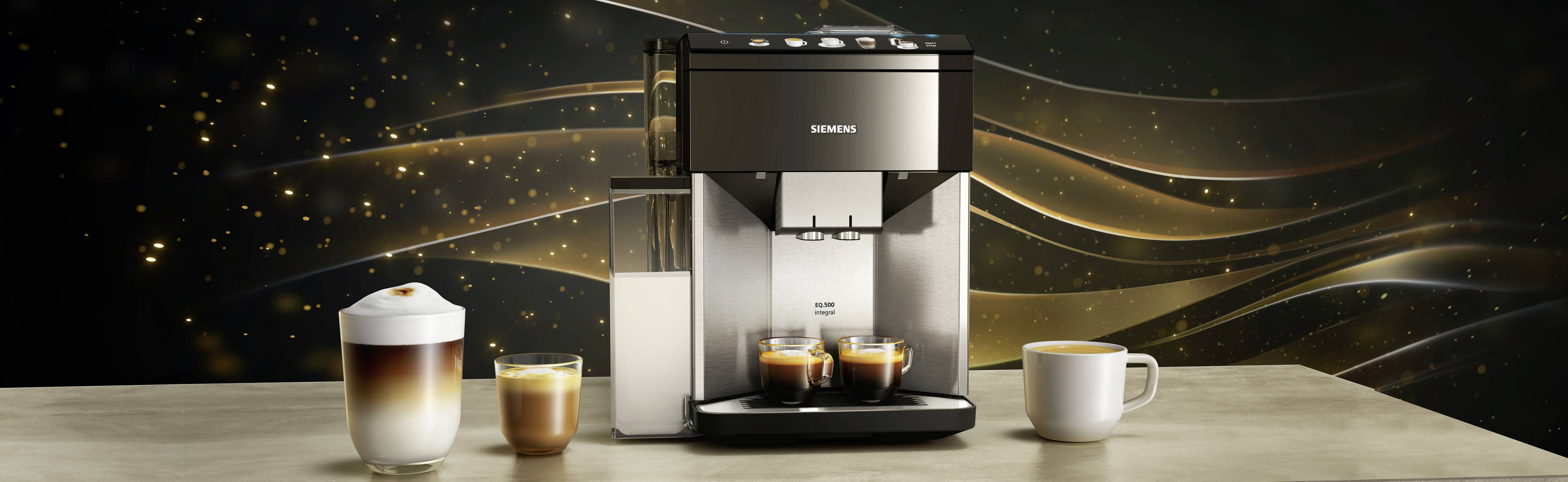 Eine Kaffeemaschine mit drei gefüllten Espressotassen. Daneben stehen ein Glas Latte Macchiato und eine Tasse Kaffee auf einem Tisch.