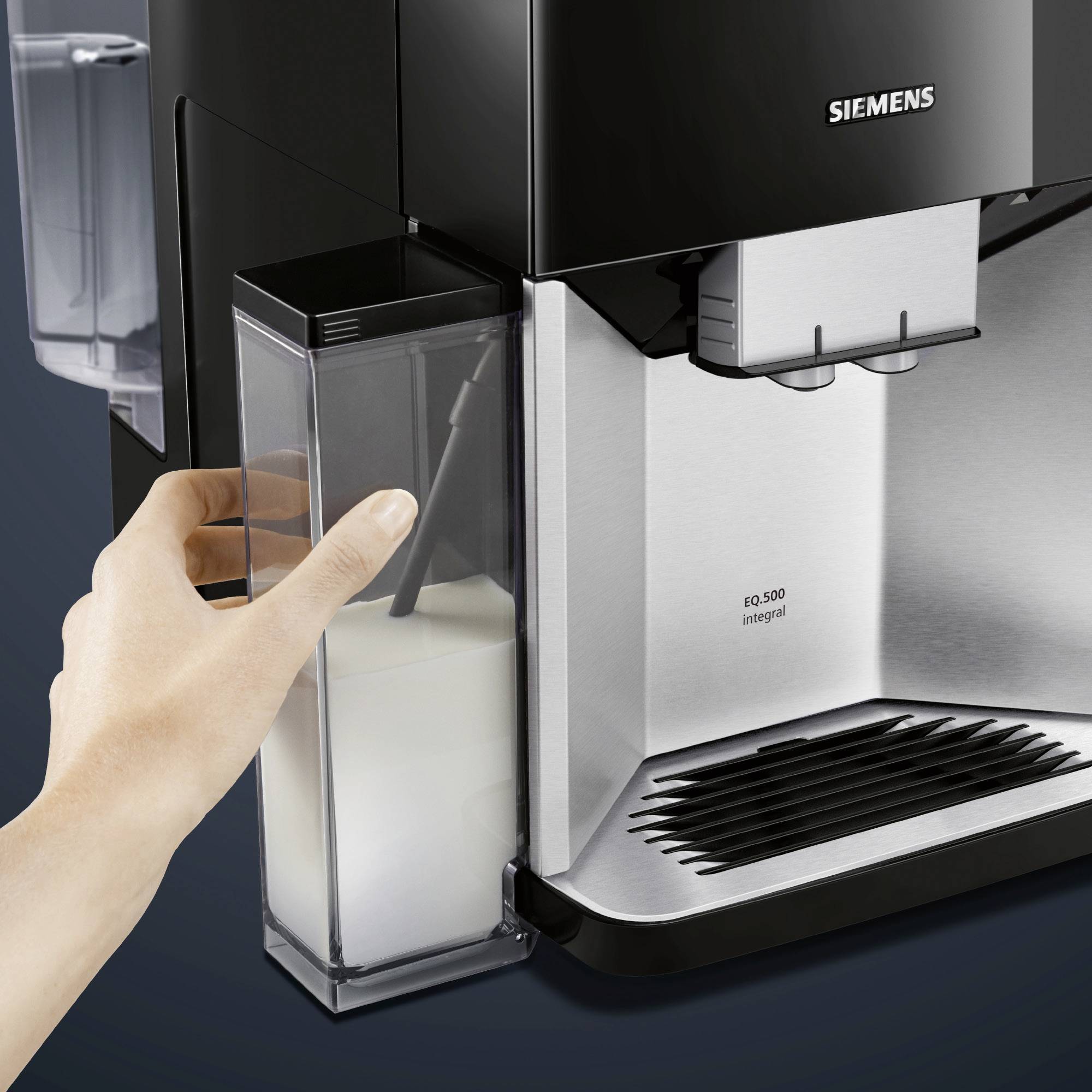 Hand füllt Milchbehälter in eine Siemens-Kaffeemaschine ein.