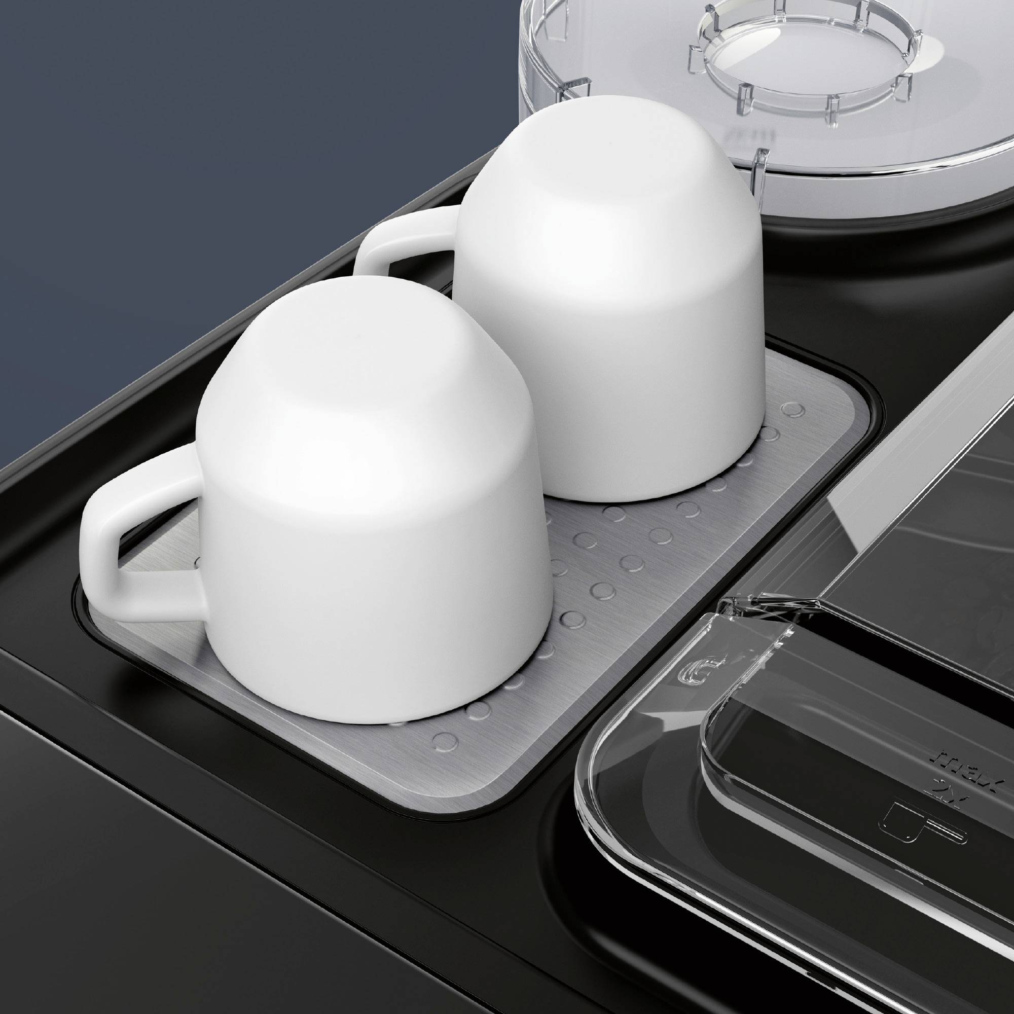 Zwei weiße Tassen stehen auf einer Abtropfmatte neben einem Geschirrspüler. Sie sind nach unten gerichtet und sauber.