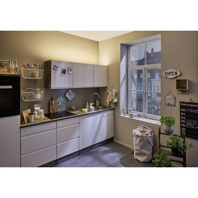 Moderne Küche mit L-förmigen weißen Schränken, großem Fenster mit Stadtausblick, gemütlicher Beleuchtung und Dekorationsartikeln an den Wänden.