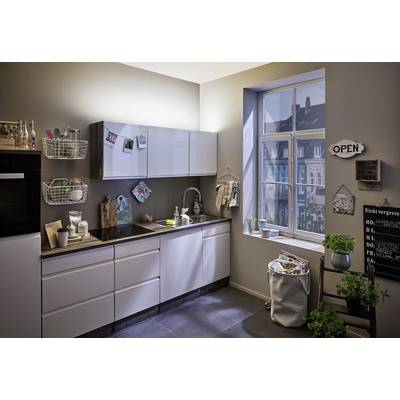 Moderne Küche mit weißen Schränken, großem Fenster, das Tageslicht einlässt, und Wanddeko. Ein Schild mit 'Open' ist an der Wand.