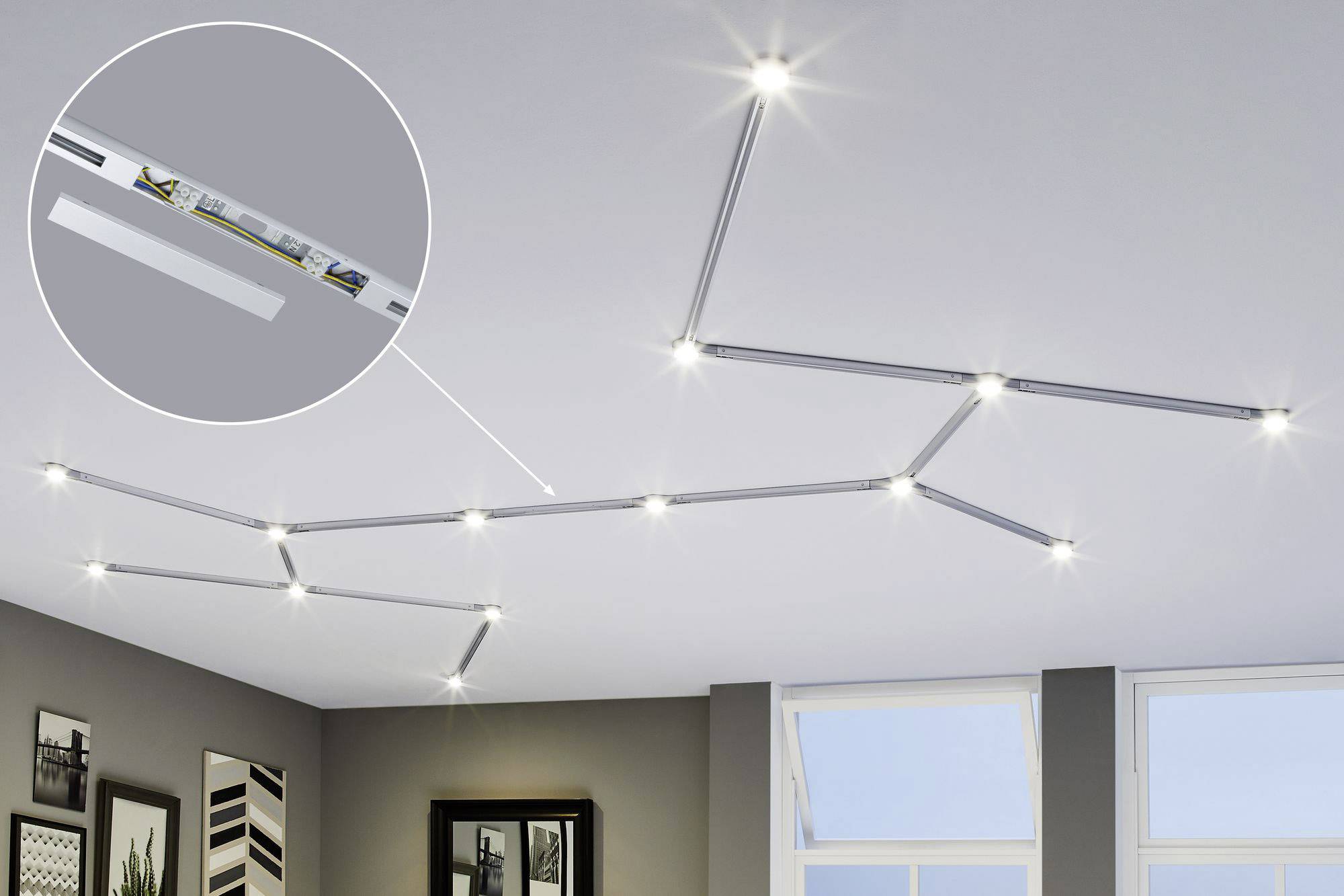 Deckenleuchten-System mit mehreren LED-Spots in modernem Wohnbereich. Vergrößerter Ausschnitt zeigt technische Details der Schiene.