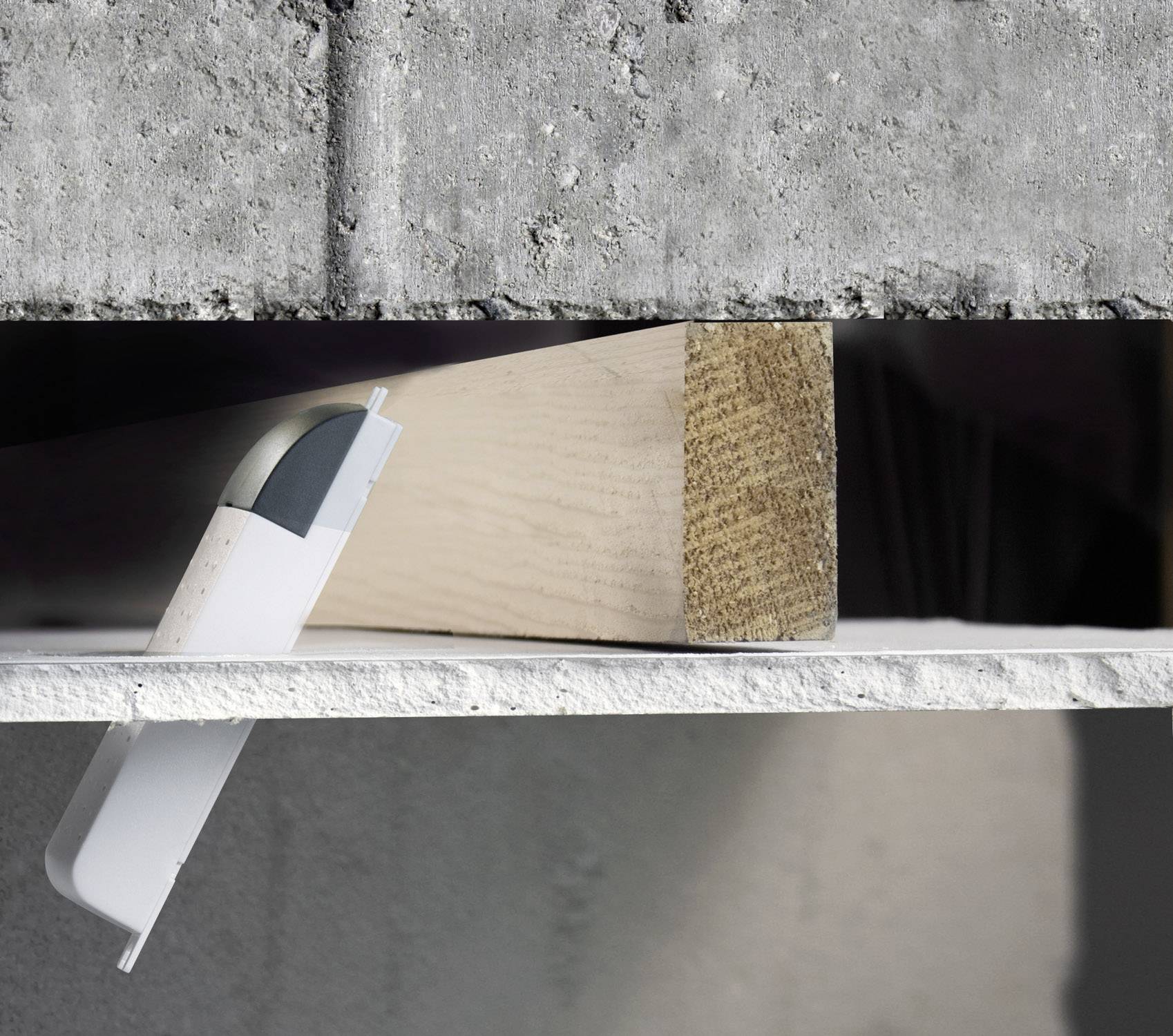 Ein Balken wird mit einem elektronischen Messgerät unter einer Betonplatte gemessen, um die Dicke des Materials zu überprüfen.