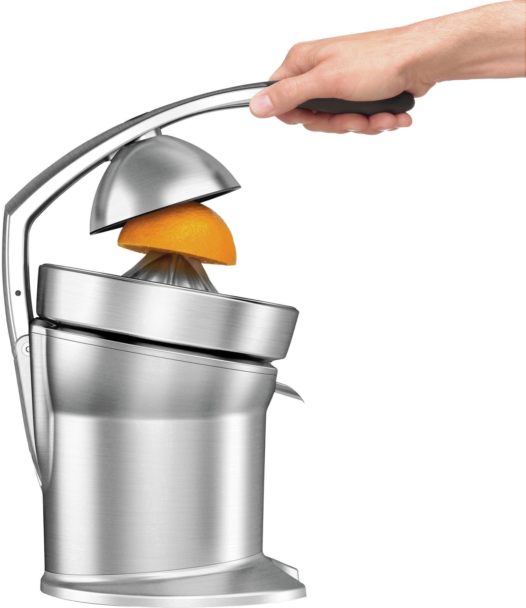 Eine Hand bedient einen silbernen Zitrusentsafter, der eine halbe Orange auspresst.