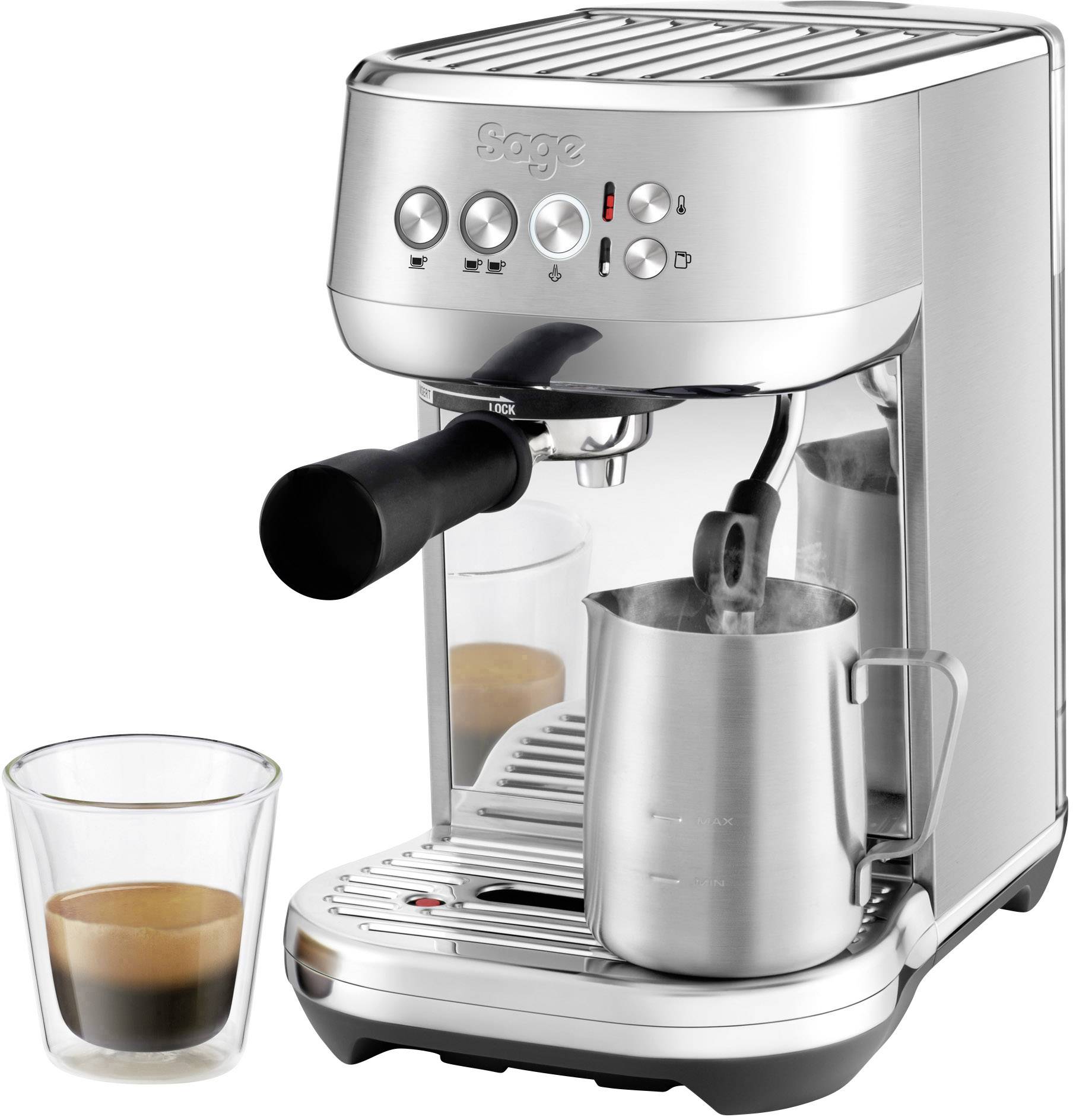 Silberne Espressomaschine mit Dampfdüse, eine Tasse Espresso daneben. Geeignet zum Milchaufschäumen und Espressozubereitung.
