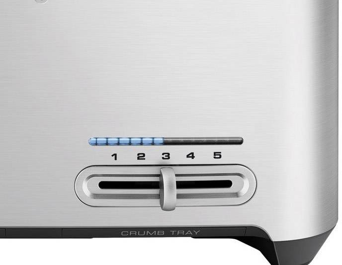 Silberner Toaster mit einstellbarer Bräunungsstufe von 1 bis 5 und Krümelschublade.