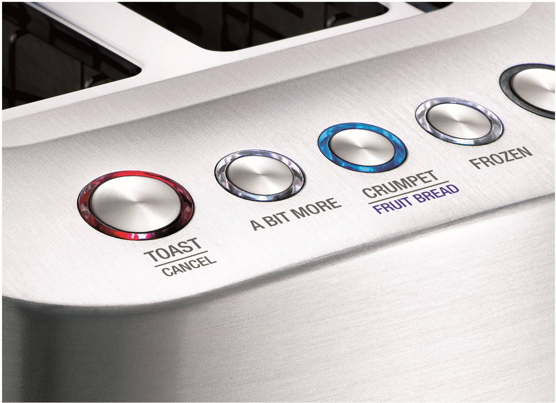 Eine Nahaufnahme zeigt die Bedienelemente eines Toasters mit verschiedenen Einstellungen: 'Toast', 'A Bit More', 'Crumpet', 'Frozen'.