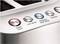 Eine Nahaufnahme zeigt die Bedienelemente eines Toasters mit verschiedenen Einstellungen: 'Toast', 'A Bit More', 'Crumpet', 'Frozen'.