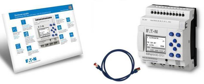 Programmable Logiksteuerung (PLC) von Eaton mit digitalem Display, blauer Funktionstastenreihe und beiliegendem Kabel; Bedienungsanleitung rechts.