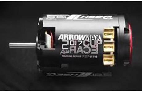 Ein schwarzer Elektromotor mit goldenen Anschlüssen und dem Aufdruck 'Arrowmax 2017 Cup'.