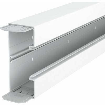 Weiße Kabelkanal-Abdeckung mit zwei Fächern, seitlicher Sicht. Geeignet zur geordneten Führung von elektrischen Kabeln an Wänden.