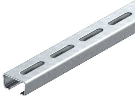 Ein silbernes Metall-Kanalprofil mit schmalen, länglichen Löchern. Es wird häufig für industrielle Anwendungen verwendet.