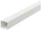 Ein weißer Kabelkanal mit eckigem Profil und offenem Ende, geeignet zur Führung und zum Schutz von elektrischen Kabeln.