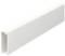 Ein weißer Kunststoff-Kabelkanal mit rechteckigem Querschnitt, geöffnet an einer Seite. Geeignet zur Verlegung von Kabeln an Wänden.