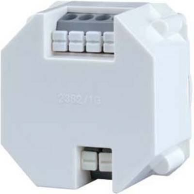 Ein rechteckiger, weißer elektrischer Schaltaktor mit mehreren Anschlussklemmen, verwendet in Smart-Home-Systemen zur Steuerung von Geräten.