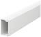 Ein weißer, rechteckiger Kabelkanal aus Kunststoff, zeigt eine Öffnung für die Aufnahme von Kabeln, vor einem neutralen Hintergrund.