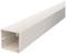 Ein weißer, rechteckiger Kabelkanal in Winkelform, zur organisierten Führung und Schutz von Kabeln.