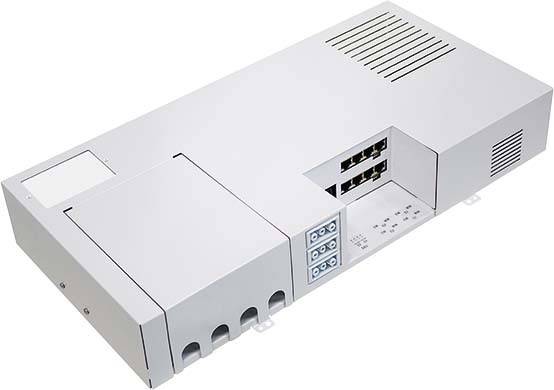 Ein weißes elektrisches Gerät mit mehreren Anschlüssen und Belüftungsschlitzen, möglicherweise ein Netzverteiler oder Router.