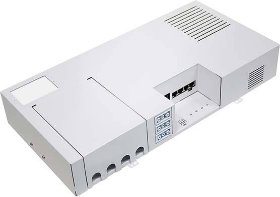 Weiße elektronische Steuereinheit mit mehreren Anschlüssen, Schlitzen und Lüftungsöffnungen.