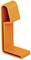 Ein orangefarbener L-förmiger Haken aus Kunststoff.