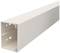 Weiße Kabelkanal mit rechteckigem Querschnitt, offenem Ende und zwei Befestigungslöchern, zur Kabelorganisation geeignet.