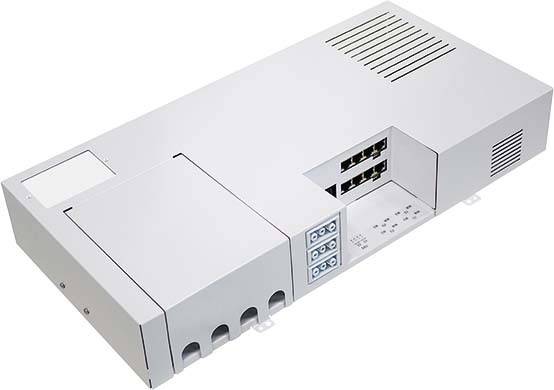 Weiße elektronische Box mit Lüftungsschlitzen und mehreren Anschlussports an der Seite, für technische Anwendungen.