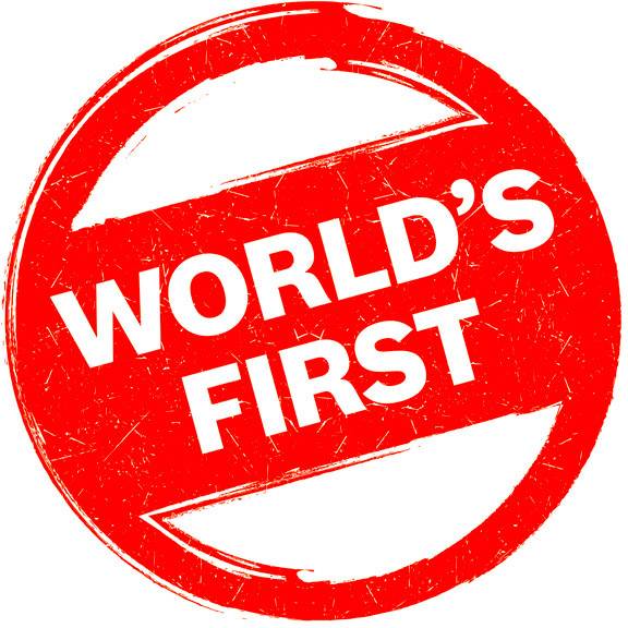 'WORLD'S FIRST' in weißem Text auf einem runden, roten Stempelmotiv.