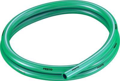Grüner Kunststoffschlauch mit der Aufschrift 'Festo', der in einem losen Kreis aufgerollt ist.