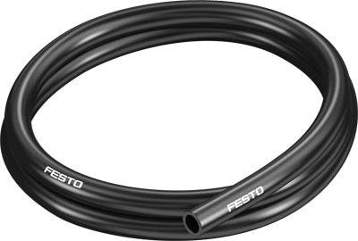 Schwarzer Kunststoff-Schlauch mit der Aufschrift 'FESTO' auf der Oberfläche, zu einem Ring aufgerollt.