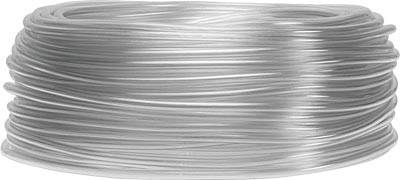 Eine Rolle durchsichtiger Kunststoffschläuche, ordentlich aufgerollt, präsentiert auf einer weißen Oberfläche.