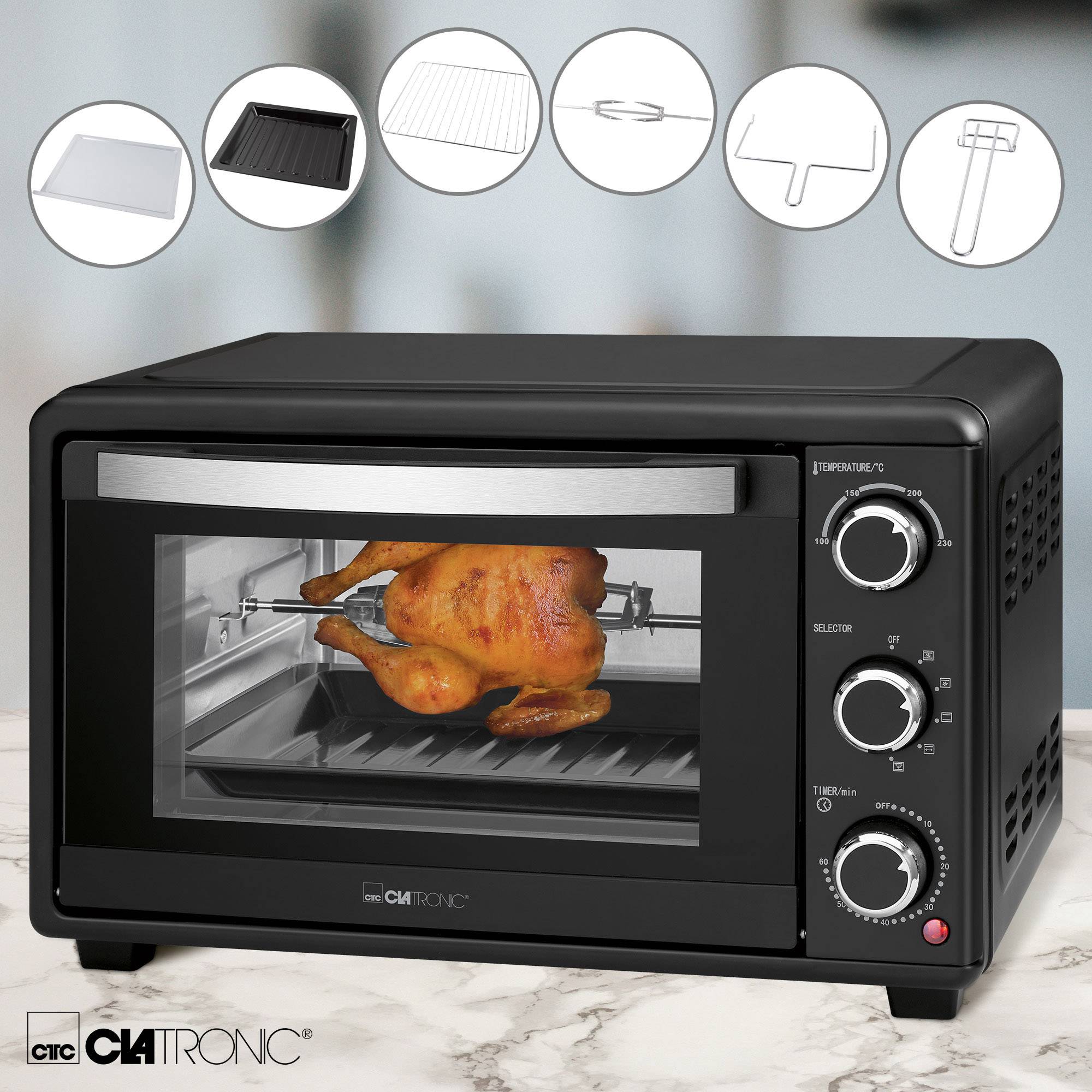 Elektrischer Ofen mit Lammbraten im Inneren. Oben Abbildungen von Zubehörteilen: Blech, Rost, Drehspieß, Griff. Markennamen sichtbar.