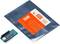 Eine Arduino-Erweiterungsplatine neben einer Verpackung mit orangefarbenem Etikett. Die Platine dient zur Prototypenerstellung.