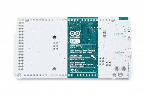 Eine weiße Arduino-Platine mit grünem Logo und Beschriftung. Sie zeigt Anschlüsse und elektronische Komponenten.