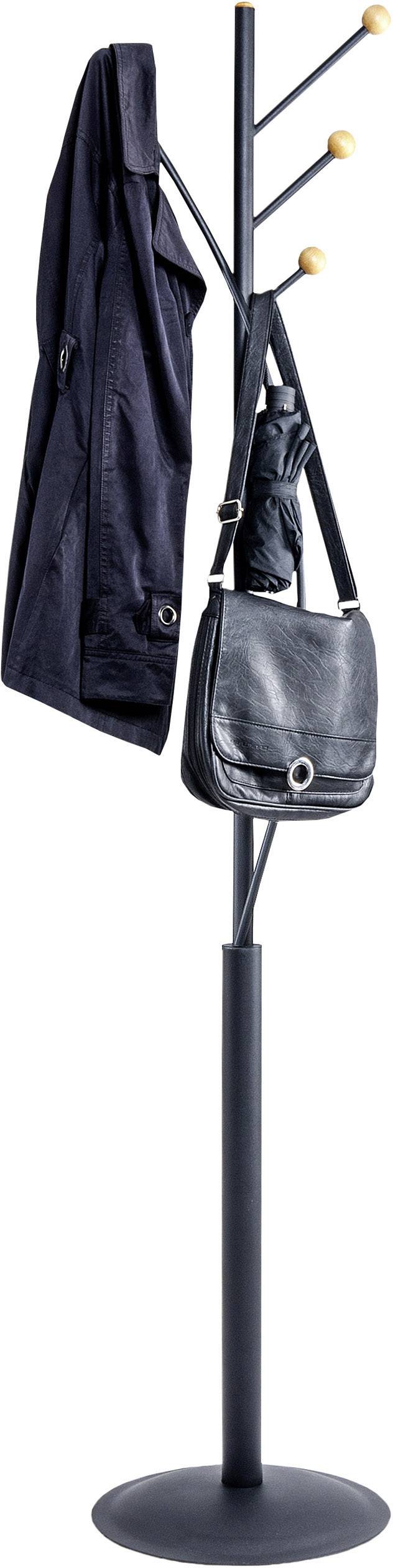 'Schwarzer Mantel, schwarze Tasche und ein Regenschirm hängen an einem modernen Garderobenständer mit Holzkugeln an den Hakenenden.'