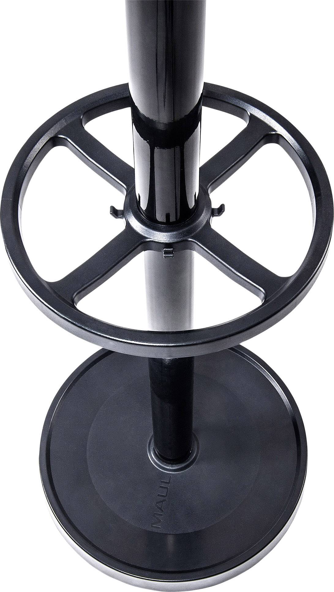 Ein schwarzer Kleiderständer mit einem runden Sockel und einer runden Ablage, die an einer vertikalen Stange befestigt ist.