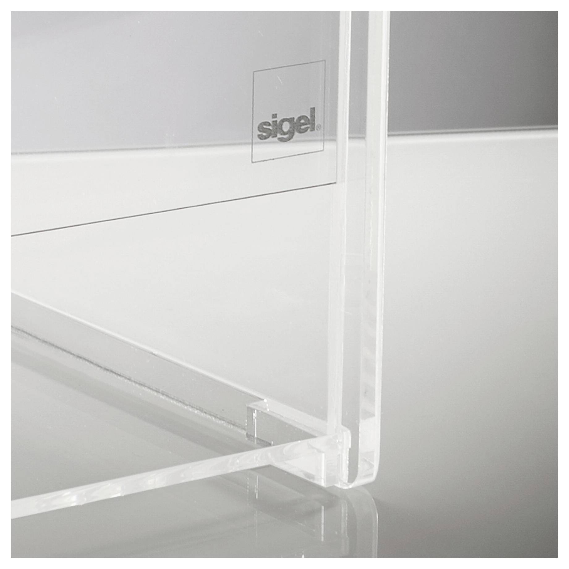 Nahaufnahme eines transparenten Acryl-Displayständers oder Schildhalters mit dem "sigel"-Logo auf einem matten Panel.