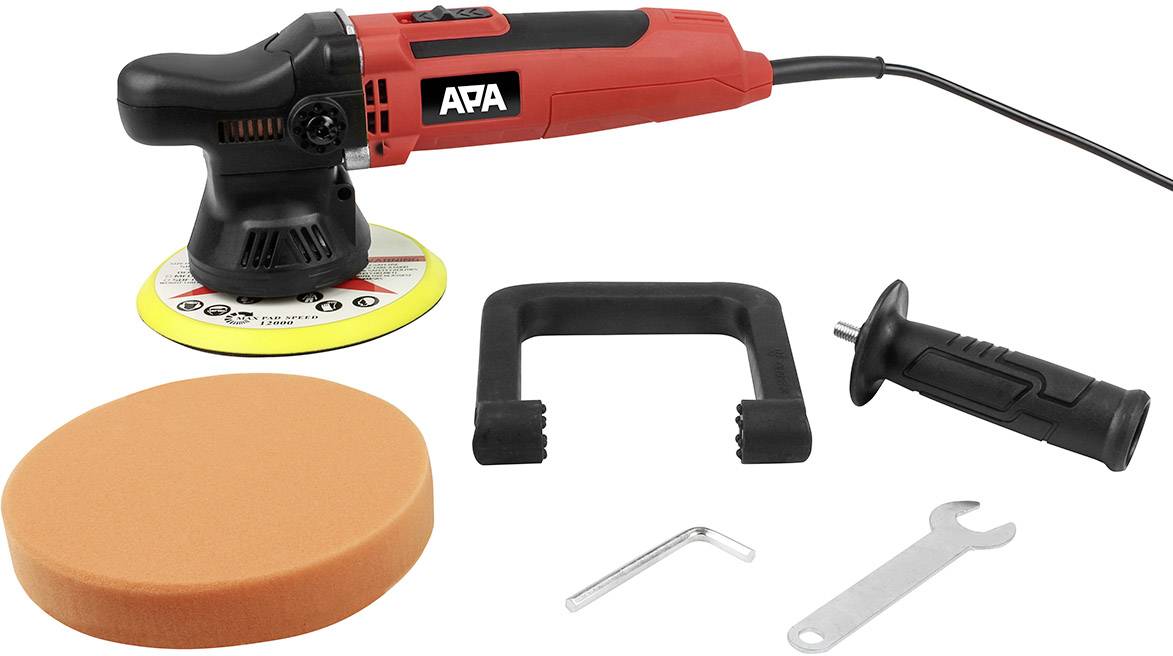 Eine rote elektrische Poliermaschine mit APA-Logo, umgeben von Zubehör: einem orangefarbenen Polierpad, Zusatzgriff, 'C'-förmigem Halter, Inbusschlüssel und einem offenen Maulschlüssel.