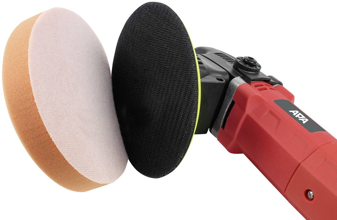 Eine rote Poliermaschine mit einem großen, orangen Schaumstoffpad und einem schwarzen Klettverschluss, geeignet für Autopflege.