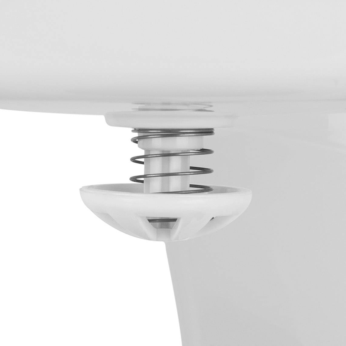 Ein weißer Druckknopf-Stöpsel in einem Waschbeckenabfluss, Wassertropfen sichtbar, symbolisiert Sanitärinstallationen im Bad.