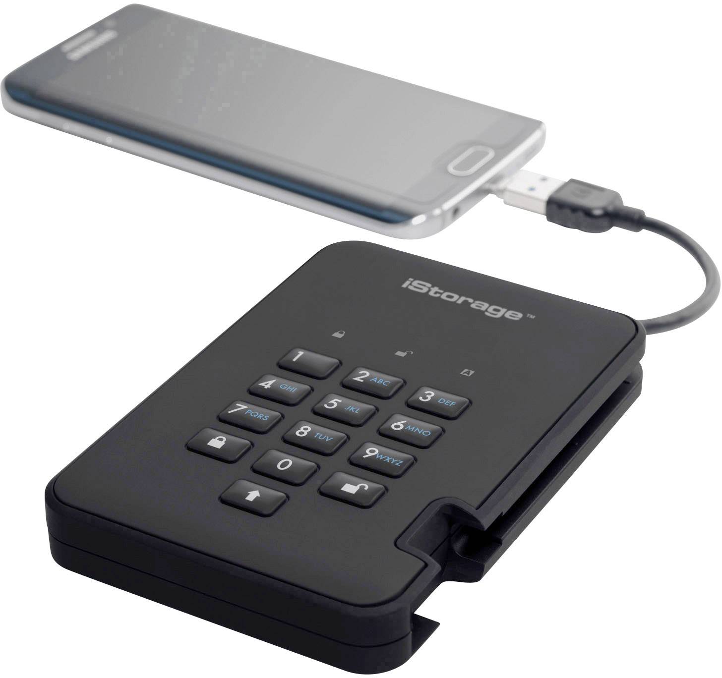 Externe Festplatte mit Zahlentastatur, verbunden mit einem Smartphone über USB-Kabel, symbolisiert Datensicherheit und -speicherung.