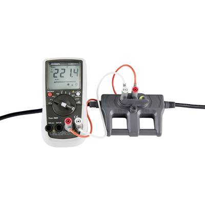 Ein digitales Multimeter zeigt eine Spannung von 221,4 Volt Wechselspannung. Es ist mit einer grauen Steckdosenleiste verbunden.