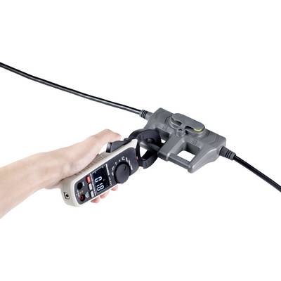 Eine Hand hält ein elektrisches Messgerät, das an ein dickes Kabel angeschlossen ist, um Stromstärke oder Spannung zu messen.