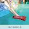 Ein roter Bluetooth-Lautsprecher schwimmt im Wasser neben einem blauen aufblasbaren Poolstuhl. Text: 'Komplett wasserdicht IP67'.