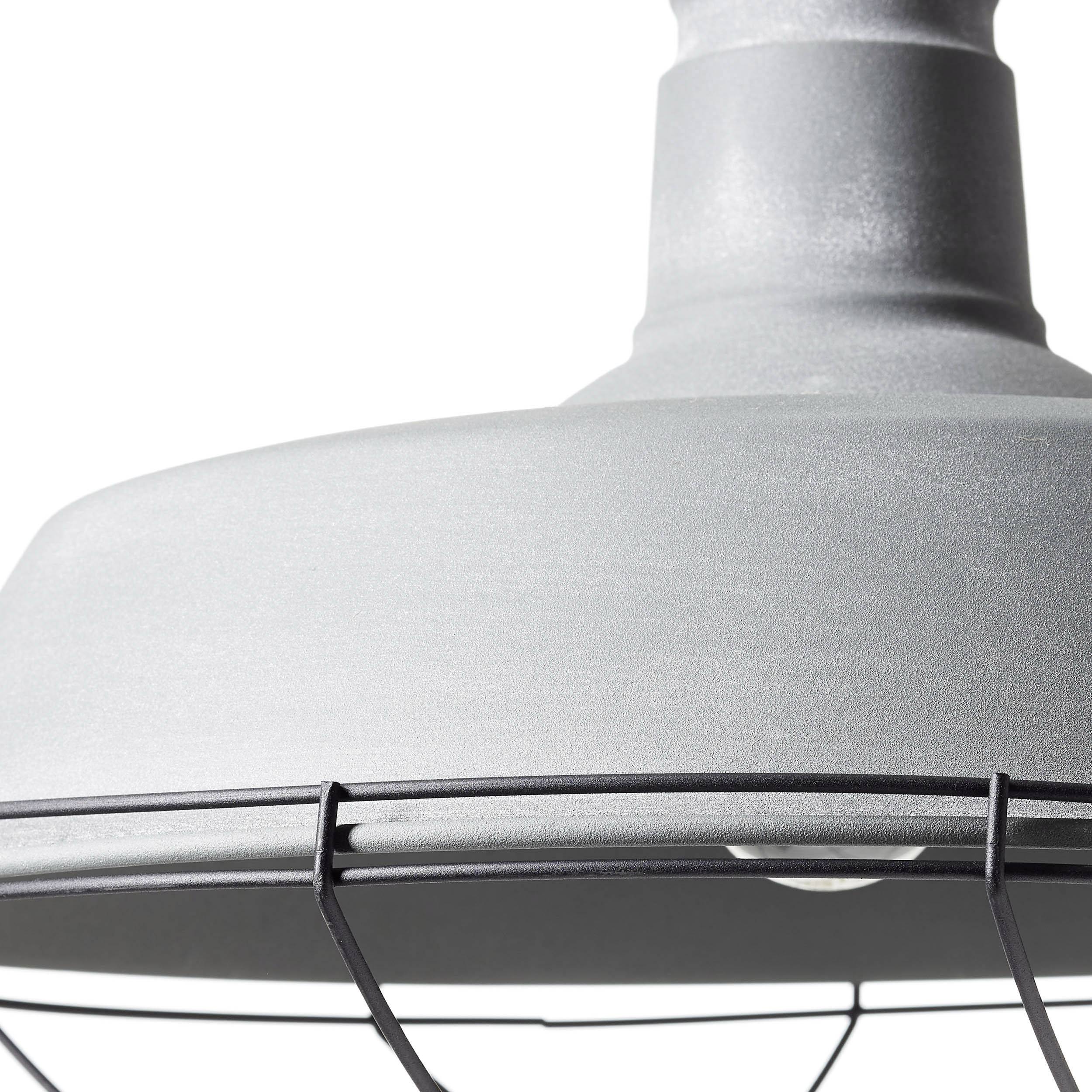 Nahaufnahme einer grauen Hängelampe aus Metall mit einem schlichten, industriellen Design.