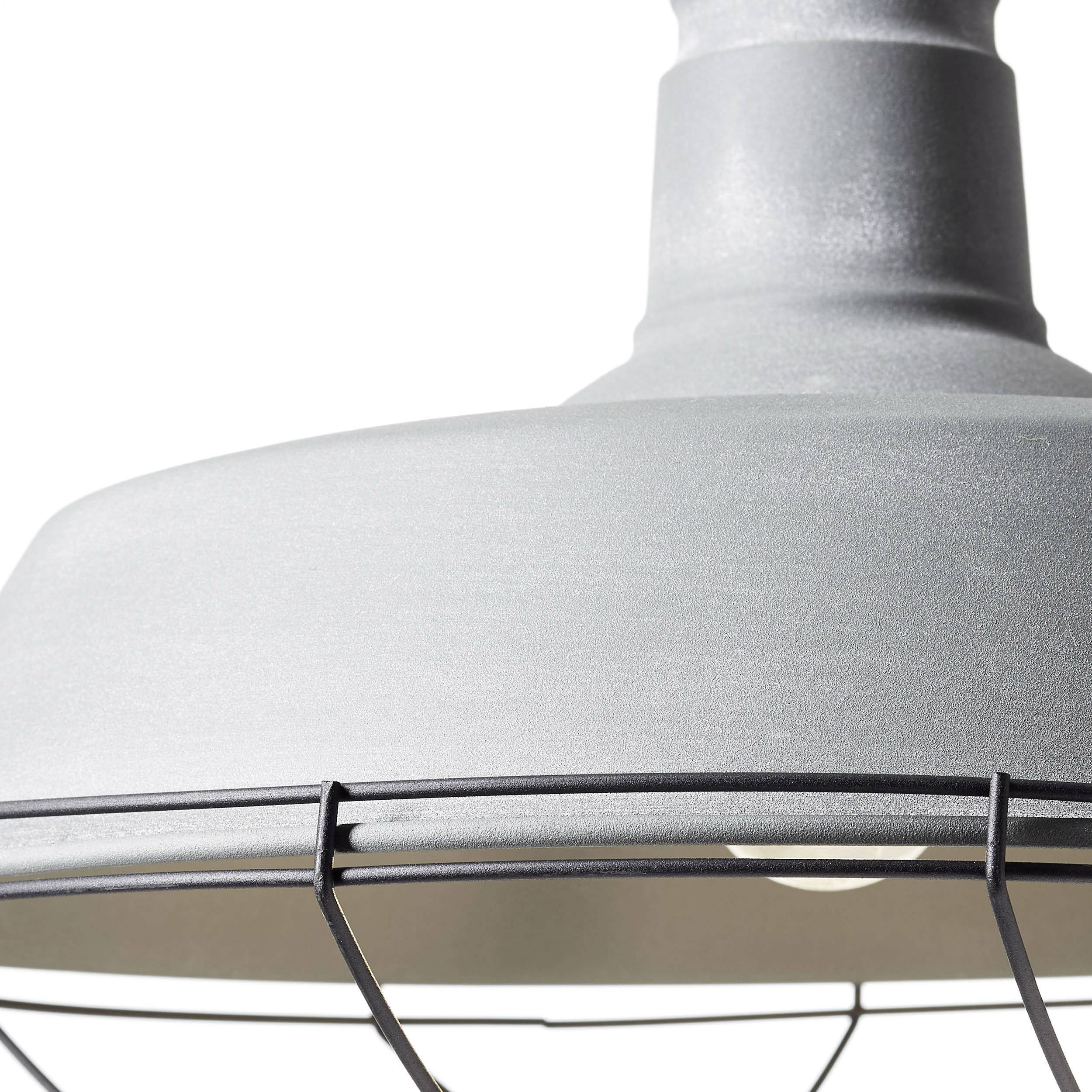 Silberne Deckenleuchte mit käfigartigem Metallrahmen, zeigt modernen industriellen Stil. Fokus auf den oberen Teil der Lampe.