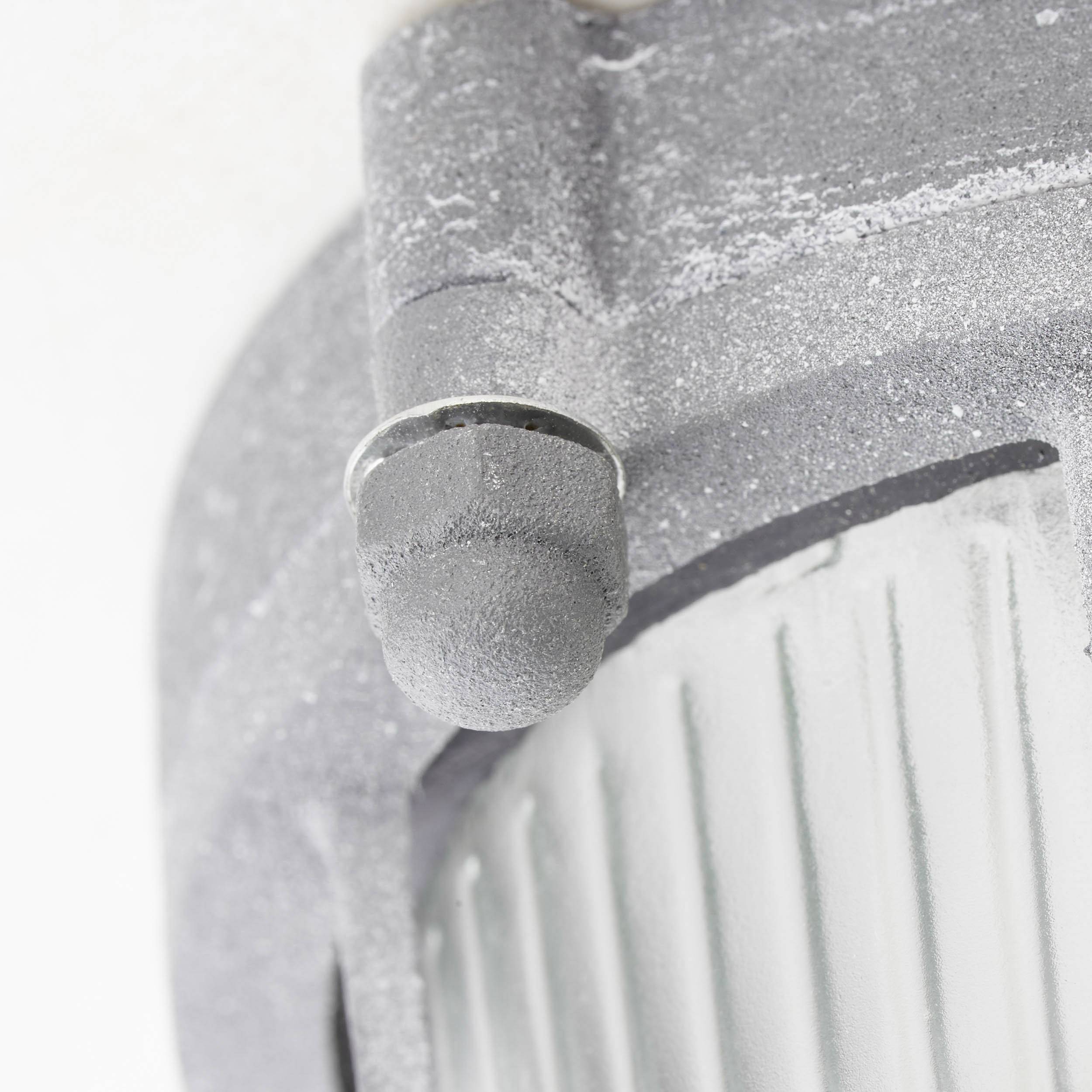 Eine graue Metallstruktur, die einen robusten, industriellen Rand zeigt. Quadratförmige Elemente betonen die funktionale Konstruktion.