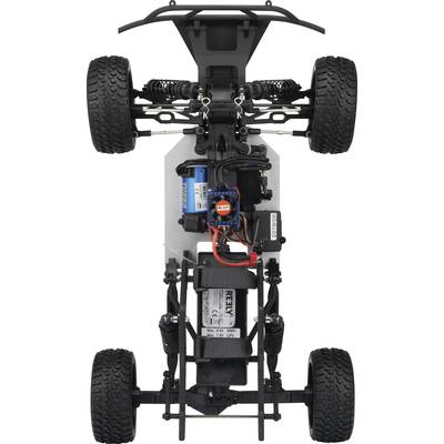 RC-Auto von unten gezeigt, hebt die Anordnung von Rädern, Federung und Motor hervor. Technische Bauteile sichtbar.