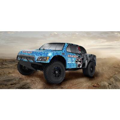 Ein blauer Offroad-Rennwagen mit der Aufschrift 'ERASER' fährt auf einer staubigen Wüstenstraße.