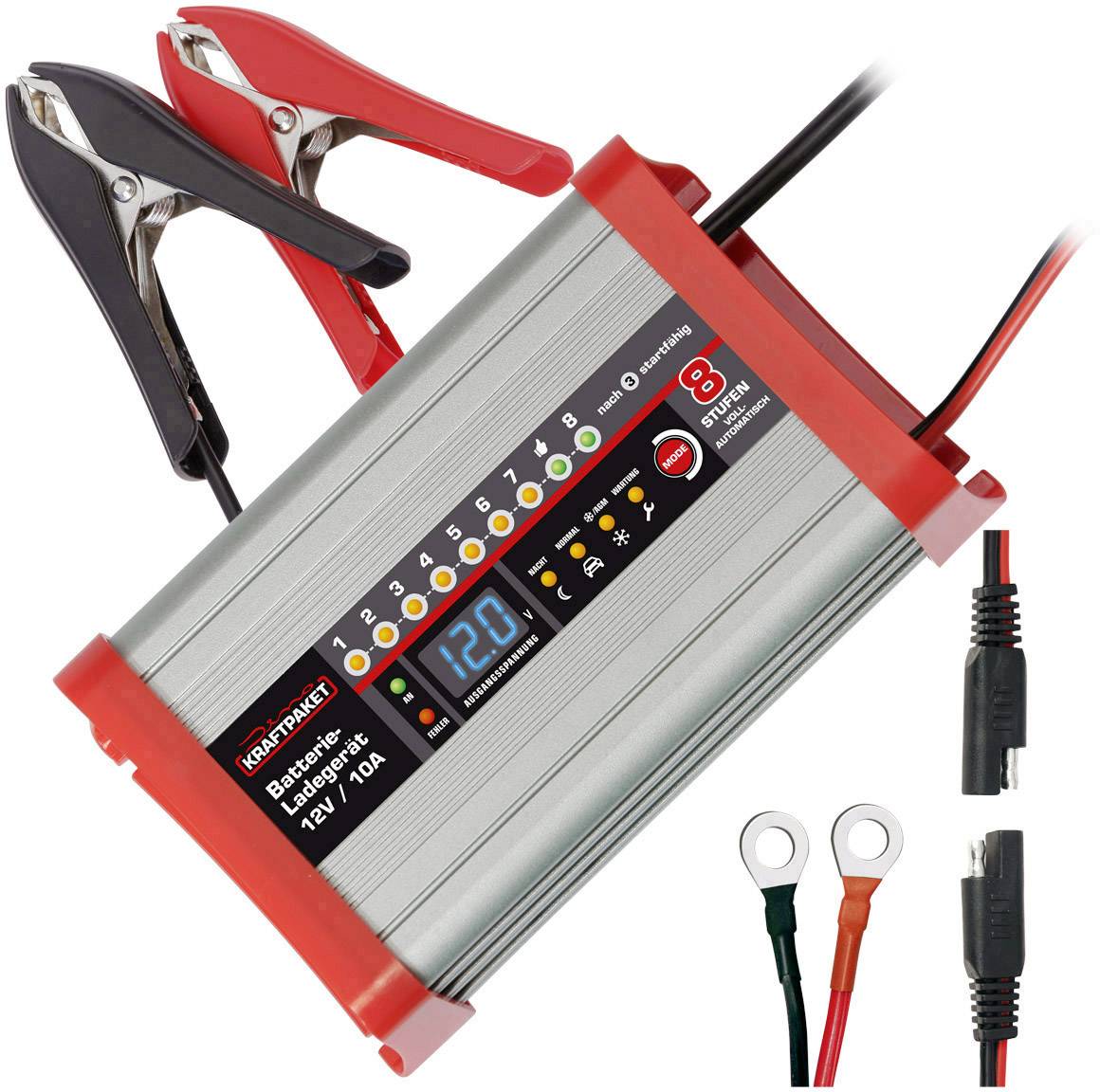 Batterieladegerät mit Display, zeigt 12.0V an. Rote und schwarze Klemmen sind verbunden. Verschiedene Ladeoptionen sichtbar.